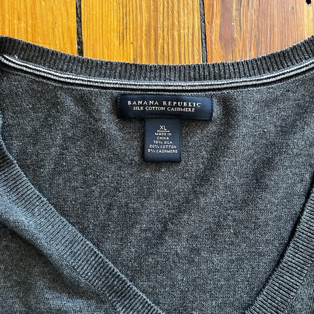 Banana Republic Silk Cotton Cashmere V-neck sweater size XL - Picture 3 of 4
